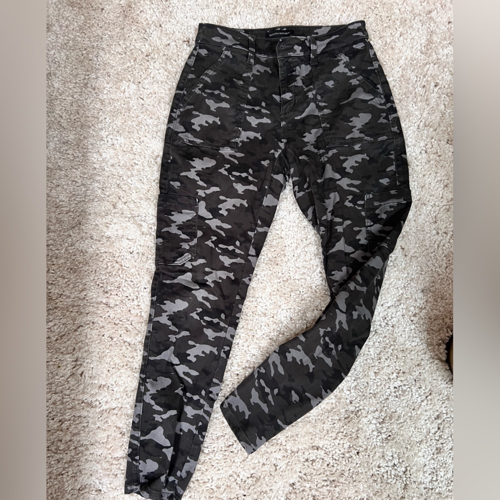 Banana Republic Camo Stretch Mid-Rise Chino Cargo Pants, very good condition